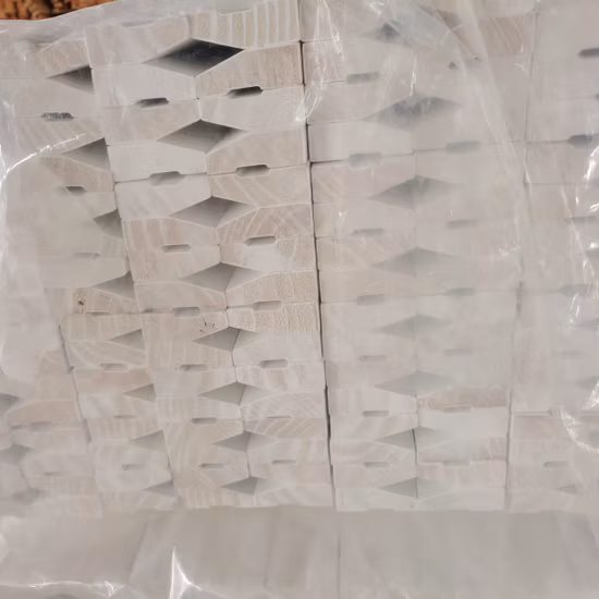 Grundierte, keilgezinkte Massivholzleisten aus Kiefernholz